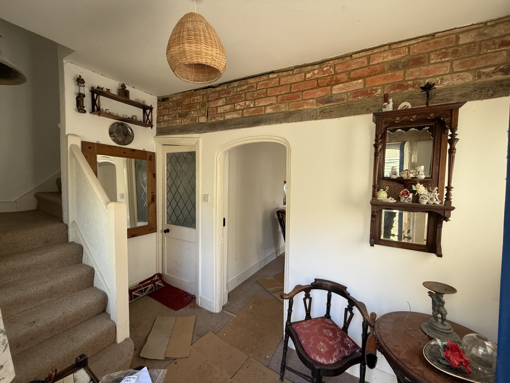 Lot: 52 - STRUCTURALLY DAMAGED DETACHED COTTAGE FOR IMPROVEMENT WITH GARAGE - Entrance hall